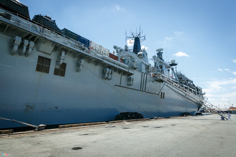 Tàu đổ bộ tấn công HMS Albion của Hải quân Hoàng gia Anh có chiều dài 176 m và trọng tải 18.797 tấn.