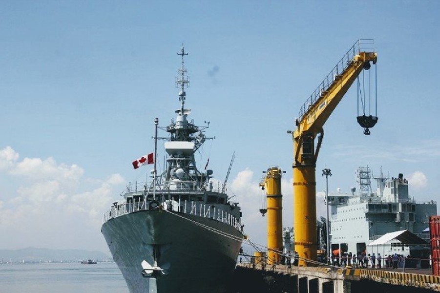 Vào khoảng 9h30 sáng nay ngày 26/9, tàu khu trục HMCS Calgary thuộc Hải quân Hoàng gia Canada cập cảng Đà Nẵng, bắt đầu chuyến thăm hữu nghị thành phố này.Theo quan sát, tàu HMCS Calgary đã treo cờ rủ khi tiến vào cảng Đà Nẵng. Theo kế hoạch, hải quân Canada sẽ thăm hữu nghị TP Đà Nẵng trong 5 ngày (từ ngày 26 - 30/9).