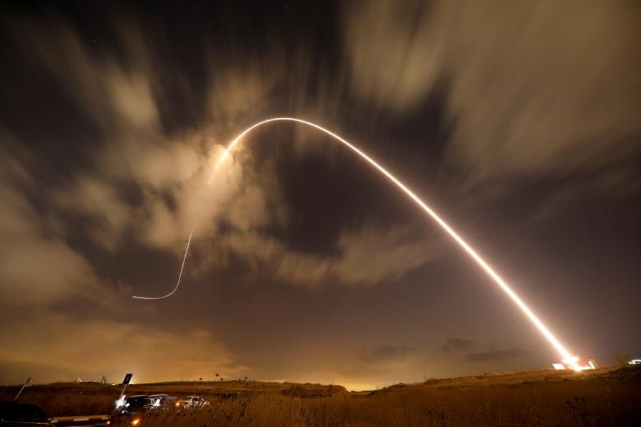 Hệ thống phòng thủ tên lửa "Iron Dome" đánh chặn một tên lửa được phóng đi từ  dải Gaza về phía lãnh thổ Israel gần thành phố Sderot vào tháng 8/2018. Ảnh: Reuters.