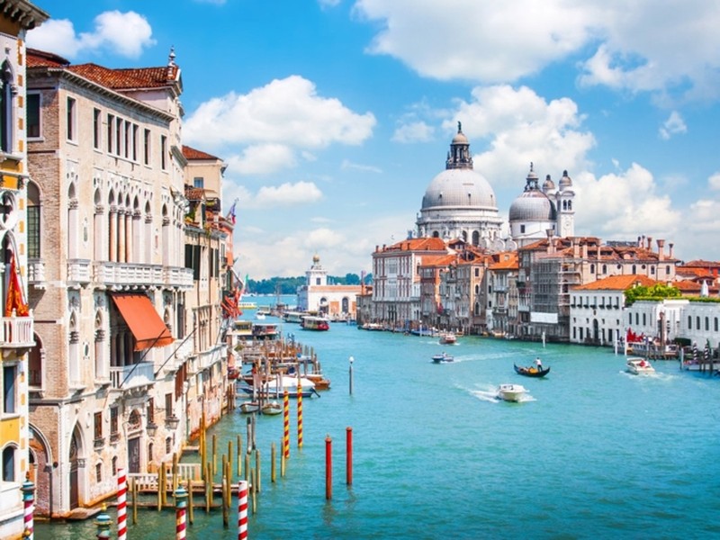  Venice - thành phố nằm ở bờ biển đông bắc Italy là một trong những điểm đến nổi tiếng nhất của đất nước này với khoảng 26 - 30 triệu du khách ghé thăm mỗi năm.