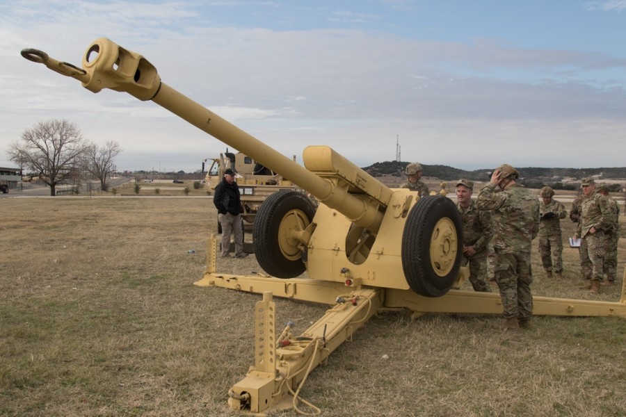 Theo Defence-Blog, trong một đợt huấn luyện mới đây tại trại Fort Hood, Texas, các binh sĩ của Lữ đoàn hỗ trợ an ninh 3 thuộc Lục quân Mỹ đã được học cách sử dụng một trong những mẫu lựu pháo phổ biến nhất của Quân đội Nga là D-30 122mm. Nguồn ảnh: Nicholas Vidro.