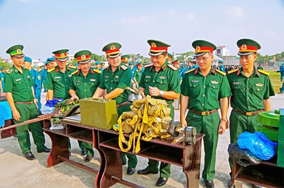 Hầu hết các đơn vị đều đã làm tốt công tác chuẩn bị về thao trường, bãi tập, cơ sở vật chất phục vụ nhiệm vụ huấn luyện. Các đơn vị khi ra quân huấn luyện đã kết hợp với phát động Phong trào Thi đua Quyết thắng, phấn đấu 100% nội dung huấn luyện đạt yêu cầu, có 70-80% đạt khá, giỏi. Hình ảnh: Lãnh đạo Quân khu 7 tham quan mô hình học cụ tại  lễ ra quân huấn luyện của Bộ CHQS tỉnh Long An.