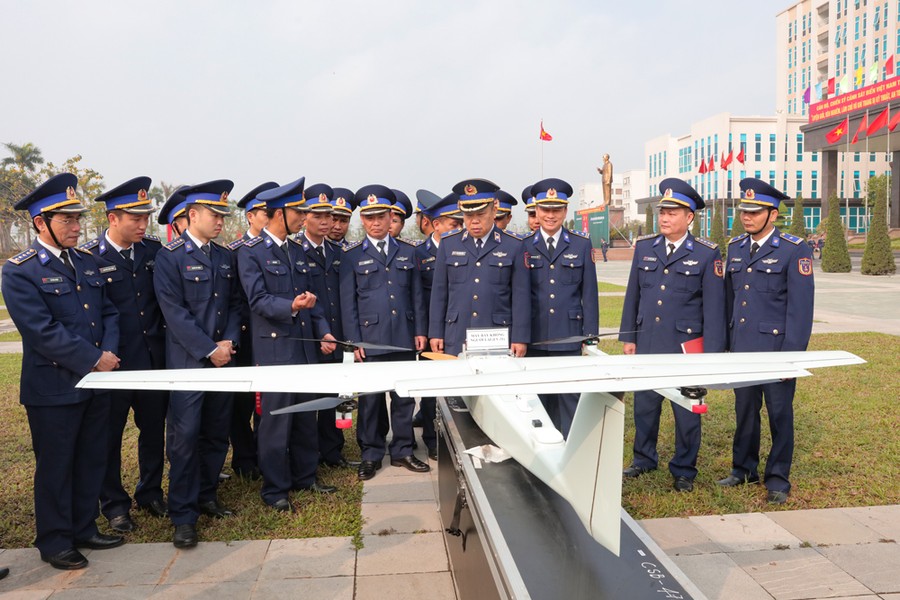 Trong những năm trở lại gần đây các quân binh chủng trong Quân đội ta bắt đầu được trang bị rộng rãi cho các mẫu máy bay trinh sát không người lái (UAV), từ các đơn vị hải quân, lục quân, cảnh sát biển và mới đây nhất là lực lượng biên phòng. Điểm khá tương đồng trong các mẫu UAV mà quân đội ta sử dụng hiện tại đều là các mẫu phương tiện bay cỡ nhỏ và có thể dễ dàng triển khai dưới nhiều hình thức khác nhau. Nguồn ảnh: Cảnh Sát Việt Nam.