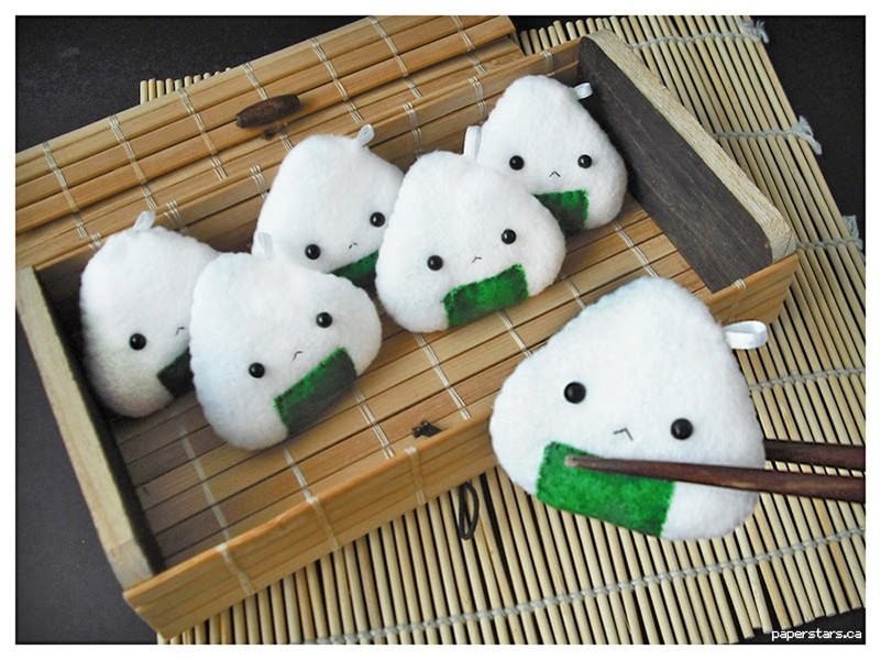 Onigiri - Cơm nắm: Người Nhật thường chuẩn bị onigiri cho những dịp dã ngoại như  lễ hội hoa anh đào. Onigiri thường có hình tam giác hoặc bầu dục và được phủ tảo biển (nori). Theo truyền thống, onigiri có chứa umeboshi (mơ muối), shake (cá hồi muối), katsuobushi hay các thành phần được muối hay chua khác.  