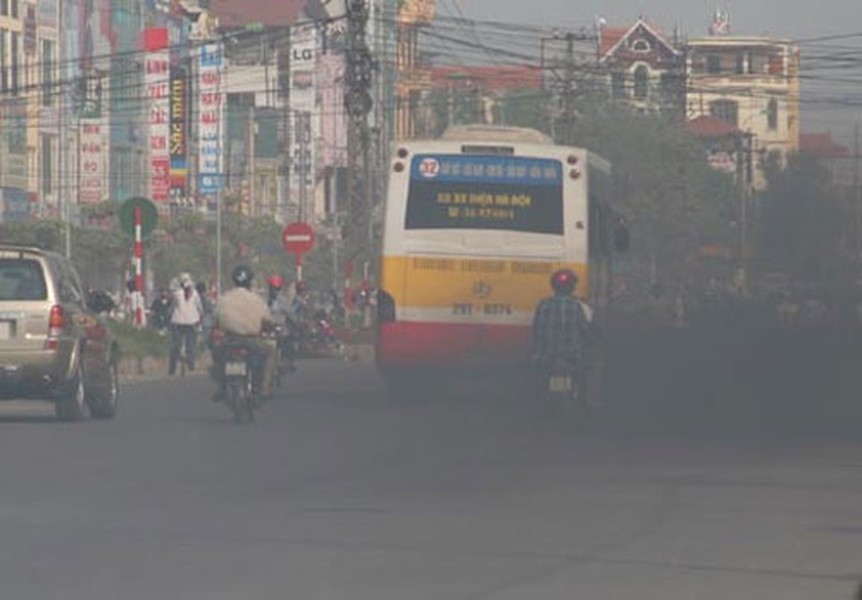  Ô nhiễm không khí giải thích đơn giản là tình trạng gia tăng, thậm chí vượt ngưỡng của các yếu tố như khói, bụi, CO2, CO, các hóa chất độc hại trong không khí. Tình trạng này do chất thải từ các phương tiện giao thông, nhà máy và khu công nghiệp.  