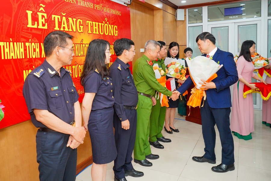 Sáng 21/3, Phó Chủ tịch UBND thành phố Hải Phòng Hoàng Minh Cường, Trưởng Ban Chỉ đạo 389 thành phố trao Quyết định tặng thưởng 320 triệu đồng cho 6 tập thể có thành tích xuất sắc trong việc bắt giữ 7 tấn ngà voi nhập lậu từ châu Phi, qua Cảng Nam Đình Vũ (Hải Phòng).  