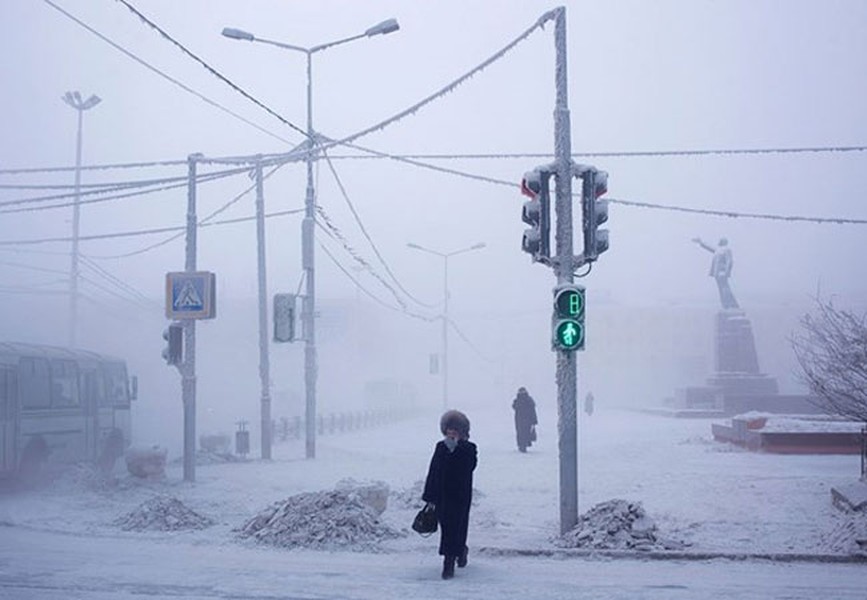 Làng Oymyakon ở miền Đông Bắc nước Nga được mệnh danh là nơi lạnh nhất thế giới, xứ sở của băng tuyết. Nó nằm dọc theo sông Indigirka, chỉ cách vòng Cực Bắc 350 km. Nhiếp ảnh gia Amos Chapple người New Zealand đã trải qua 2 ngày ở đây và ghi lại cuộc sống khắc nghiệt nơi này.