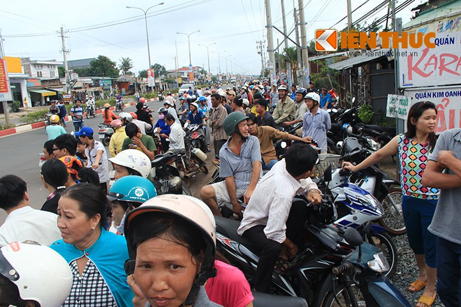 Sáng 11/8, biết thông tin cảnh sát sẽ dẫn giải hai nghi phạm Nguyễn Hải Dương và Vũ Văn Tiến đến căn biệt thự tại ấp 2, xã Minh Hưng, huyện Chơn Thành để thực nghiệm hiện trường vụ thảm sát ở Bình Phước, hàng nghìn người dân trong và ngoài huyện đã kéo về khu vực này để theo dõi. Ảnh: Thiên Dũng.