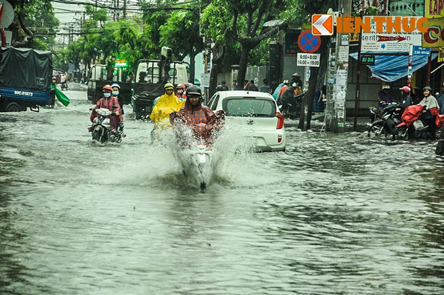 Chiều 30/5, một cơn mưa lớn kéo dài hơn 1 giờ đồng hồ khiến nhiều  tuyến đường Sài Gòn ngập trong “biển” nước. 