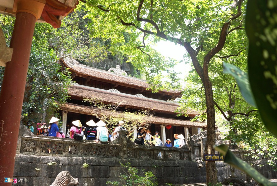 Nằm trên dãy núi đá vôi Trường Yên (xã Ninh Hải, huyện Hoa Lư), Bích Động là ngôi chùa cổ độc đáo và nổi tiếng bậc nhất của tỉnh Ninh Bình.  Bích Động được mệnh danh là "Nam thiên đệ nhị động" - động đẹp thứ nhì của trời Nam, sau Hương Tích ở Hà Tây.