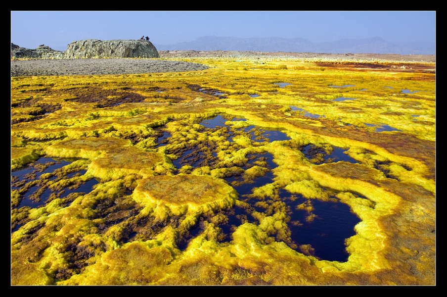 Dallol Volcano nằm ở sa mạc Danokil, Đông Bắc của Ethiopia, là một trong những địa điểm nóng nhất trên Trái đất với nhiệt độ trung bình ở mức 35 độ C. Sự kết hợp của suối nước nóng có chứa axit, lưu huỳnh, magma, muối tạo nên khung cảnh màu vàng cam lạ mắt.  Địa danh kỳ lạ này là khu vực nguy hiểm vì chứa nhiều khói độc, an ninh không được đảm bảo, giao thông khó khăn nhưng mỗi năm vẫn có hàng nghìn du khách đến thăm. Ảnh: Oddcities.com.