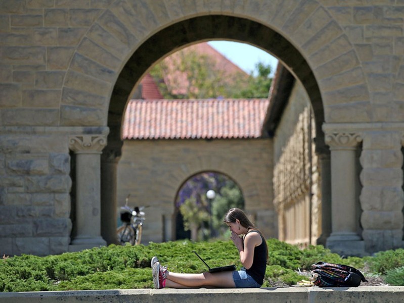  Đại học Stanford nổi tiếng là trường có yêu cầu tuyển chọn khắt khe nhất nước Mỹ. Niên khóa 2017-2021, có 44.073 ứng viên nộp hồ sơ vào đại học này, nhưng chỉ 4,65% số đó được chấp nhận. Đây là con số kỷ lục trong lịch sử Stanford.