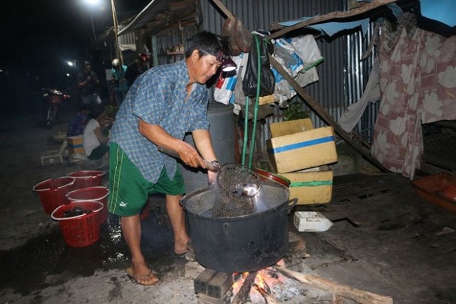 Anh Nguyễn Văn Tuyết, người dân ở địa phương, cho biết: “ Xóm ốc” hình thành cách đây khoảng 10 năm nay, mỗi ngày, cung cấp thị trường từ 2-3 tấn ốc thương phẩm.