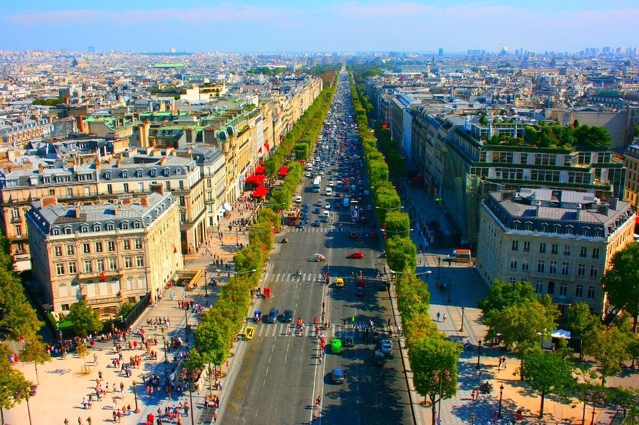 Đại lộ Champs-Élysées (Paris, Pháp): Khi nói đến các địa danh nổi bật nhất ở Paris (Pháp), đại lộ Champs-Élysées chạy qua quận 8 là một trong những điểm nhiều người không thể bỏ qua.  Con phố này thu hút khách du lịch trên khắp thế giới nhờ ý nghĩa lịch sử, bóng mát của hàng cây lớn và dãy quán cà phê, cửa hàng sang trọng nằm hai bên đường. Khải Hoàn Môn (Arc de Triomphe) một trong những di tích nổi tiếng nhất của thành phố cũng nằm trên đại lộ Champs Elysées. Ảnh: Very-frenchy.