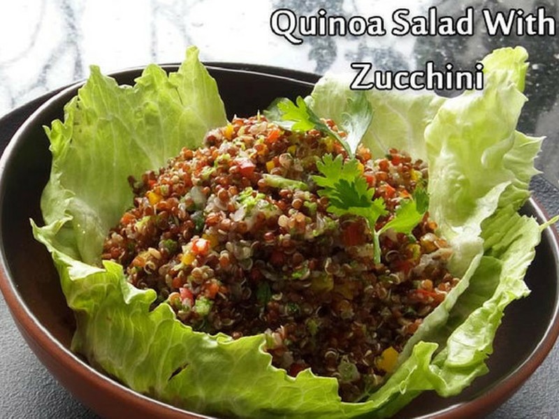 Quinoa Salad: Hạt Quinoa thay thế lớn cho protein trong lúa gạo, lúa mì, và ngũ cốc khác. Thêm vào đó, món ăn có  hàm lượng calo không cao này giàu canxi, magiê, mangan, vitamin B và E, và các loại sợi. Và hummus (làm từ chickpeas và tahini) thêm vào giảm nỗi lo về lượng protein.