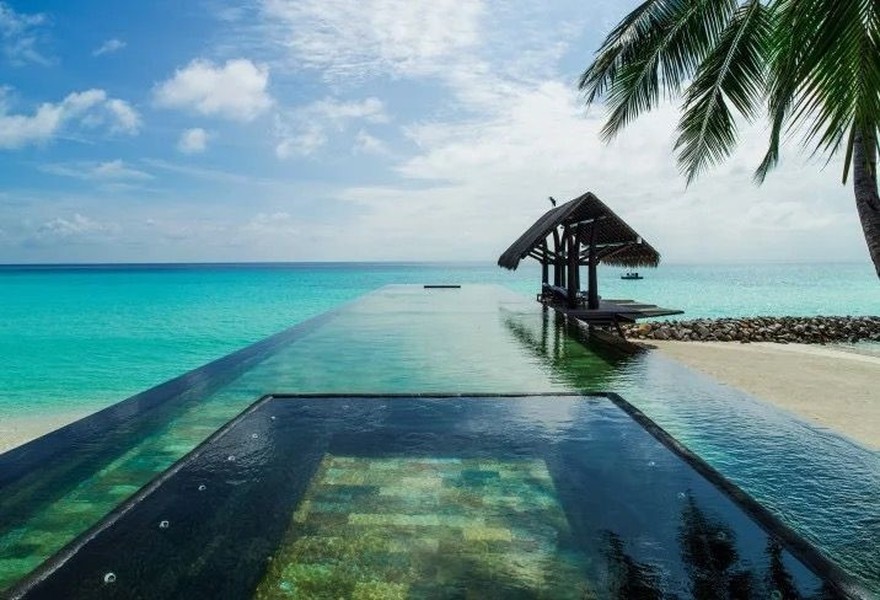 One &amp; Only Reethi Rah, Maldives: Bể bơi dài 30 m của One &amp; Only Reethi Rah được đánh giá là một kiệt tác hình học. Không chỉ có không gian ngắm cảnh tuyệt đẹp, bên trong  bể bơi khách sạn quyến rũ này còn có một bể sục Jacuzzi và một chiếc giường bằng đá.