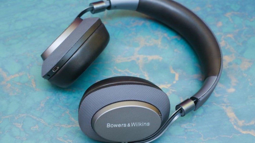 1. PX: Bowers &amp; Wilkins, hãng loa nổi tiếng từ Anh đã vừa giới thiệu mẫu  tai nghe không dây mới mang tên PX, chiếc tai nghe đầu tiên của hãng ứng dụng công nghệ chống ồn chủ động. Giá của chiếc tai nghe này khoảng 399,99 USD. (Ảnh: Sarah Tew/Cnet).