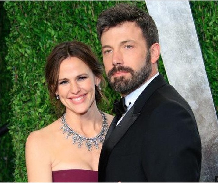 Jennifer Garner và Ben Affleck kết hôn vào năm 2005, có chung với nhau ba người con đáng yêu. Tuy nhiên, tháng 6/2015, hai người tuyên bố "đường ai nấy đi" sau 10 năm chung sống với lý do nam diễn viên có mối quan hệ tình cảm ngoài luồng với vú em - Christine Ouzounian.