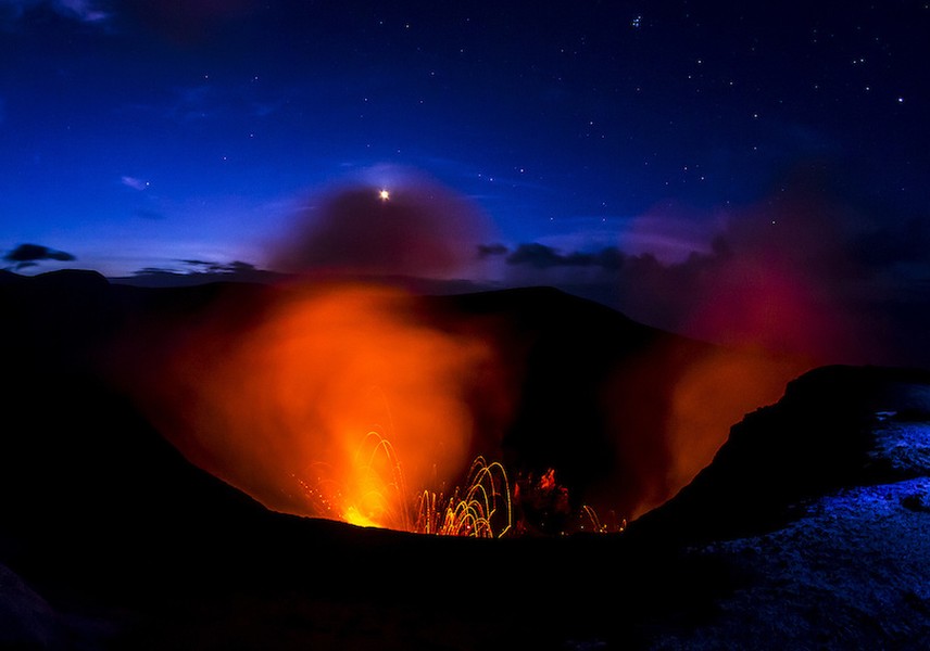 12. Núi Yasur Núi Yasur là một ngọn  núi lửa hoạt động trên Đảo Tanna, Vanuatu với chiều cao 361 m trên mực nước biển. Sự phát sáng của núi lửa đã thu hút được thuyền trưởng James Cook trong chuyến đi châu Âu đầu tiên tới hòn đảo vào năm 1774. Đây là một trong những ngọn núi lửa có thể tiếp cận dễ dàng nhất trên thế giới. Bất cứ ai cũng có thể đi lên và nhìn xuống bụng núi lửa, nơi đang bốc khói. Hiện tượng phun trào mắc ma, lửa, và tro bụi của ngọn núi lửa này thường xảy ra khoảng vài lần 1 giờ.