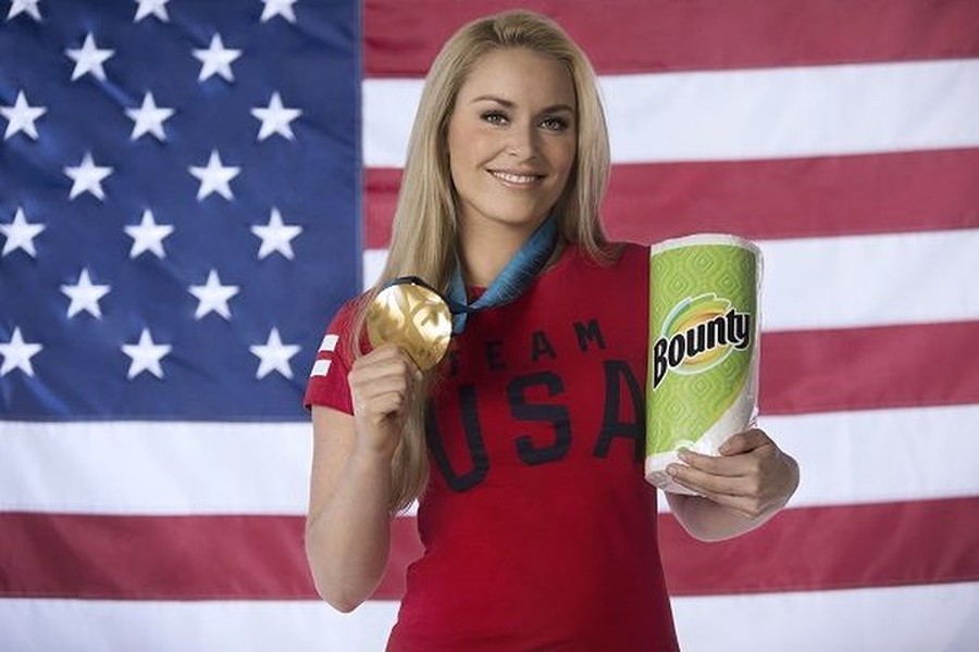 Lindsey Vonn, 33 tuổi – nữ vận động viên trượt tuyết xuống đồi, của Mỹ. Cô là nhà vô địch nội dung này tại Olympic 2010.