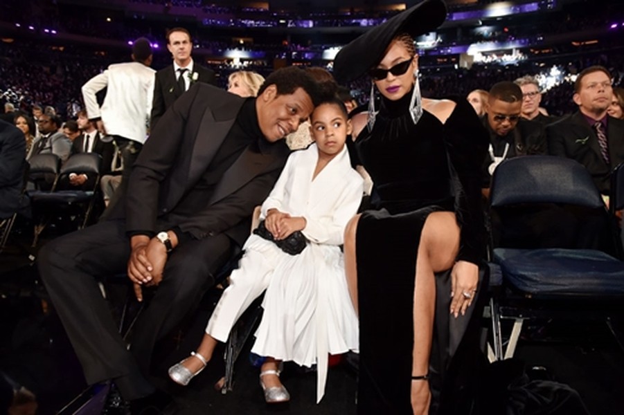 Chỉ mới 6 tuổi nhưng Blue Ivy Carter - con gái của nữ ca sĩ  Beyoncé đã có cuộc sống mà cả triệu người ao ước! Một nguồn tin cho hay, cô bé này giờ đã có cả một ê kíp vô cùng chuyên nghiệp phục vụ, từ vệ sĩ, đầu bếp cho tới stylist. Đặc biệt, vì xuất thân trong một gia đình mà cả hai bố mẹ đều nổi tiếng và giàu có nên Blue Ivy sở hữu cả tủ đồ toàn hàng hiệu đắt giá, kích thước thì vẫn nhỏ xinh như đồ của bao bé gái khác nhưng mức giá của chúng có khi đủ mua cả chiếc ô tô sang trọng!