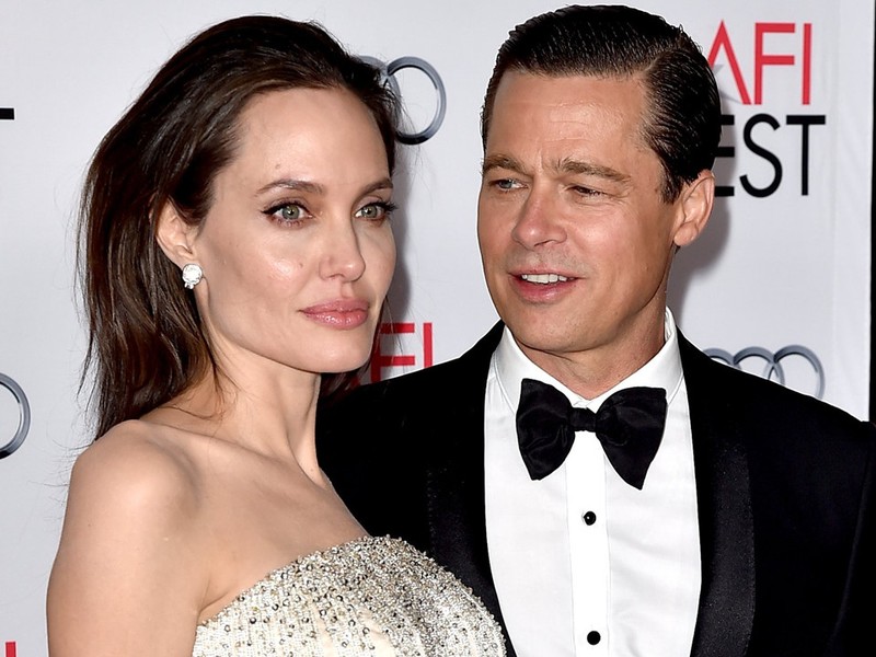 1. Brad Pitt và Angelina Jolie: Cặp đôi vàng của Hollywood vừa đạt được những thỏa thuận cuối cùng để chính thức ly hôn. Họ từng có câu chuyện tình chấn động cả thế giới. Phải lòng nhau ở phim trường Ông bà Smith, Brad đã chia tay người vợ lúc bấy giờ là Jennifer Aniston để đến với Angelina Jollie. 12 năm chung sống, một lễ cưới giản dị, có với nhau 6 người con nhưng cặp  sao Hollywood này vẫn lựa chọn chia tay với lý do là có những khác biệt không thể dung hòa.