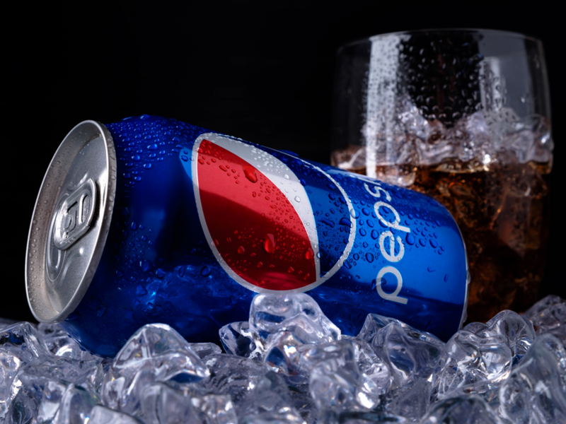 Pepsi Người phát minh ra Pepsi - Caleb Davis Bradham, ban đầu muốn trở thành một bác sĩ nhưng khủng hoảng gia đình khiến ông phải rời trường y và trở thành một dược sĩ. Phát minh ban đầu của ông được gọi là "Brad's Drink" (Đồ uống của Brad), là hỗn hợp gồm đường, nước, caramel, dầu chanh và hạt đậu khấu. 3 năm sau đó, Bradham đổi tên "Brad's Drink" - đồ uống mà ông tin rằng hỗ trợ tiêu hóa - thành "Pepsi-Cola" theo thuật ngữ "dyspepsia" có nghĩa là chứng khó tiêu trong y học.