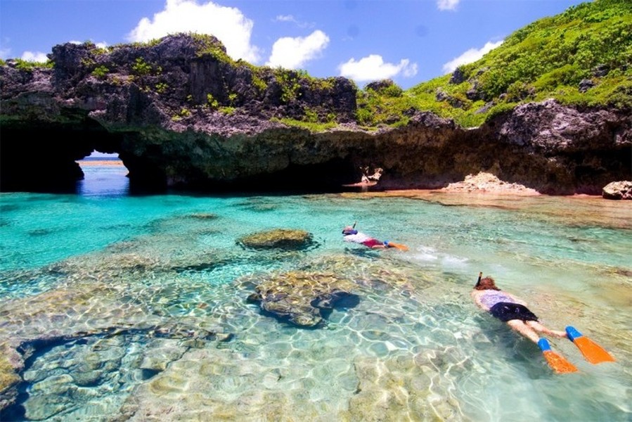 Hồ trong Hang Avaiki, Niue Niue là một đảo san hô lớn, mang vẻ đẹp rất tự nhiên và đầy hoang sơ. Nước ở đây cực kỳ trong, có tầm nhìn 30 m. Các sinh vật biển đa năng có thể được chiêm ngưỡng trong khi du khách lặn hoặc chèo thuyền. Hàng Avaiki được cho là nơi định cư đầu tiên của những người mới đến từ Polynesia, vào khoảng năm 900 sau Công nguyên. Nó có các hang động đá vôi, được chạm khắc bởi xói mòn và hồ bơi, chứa đầy nước màu ngọc lam.