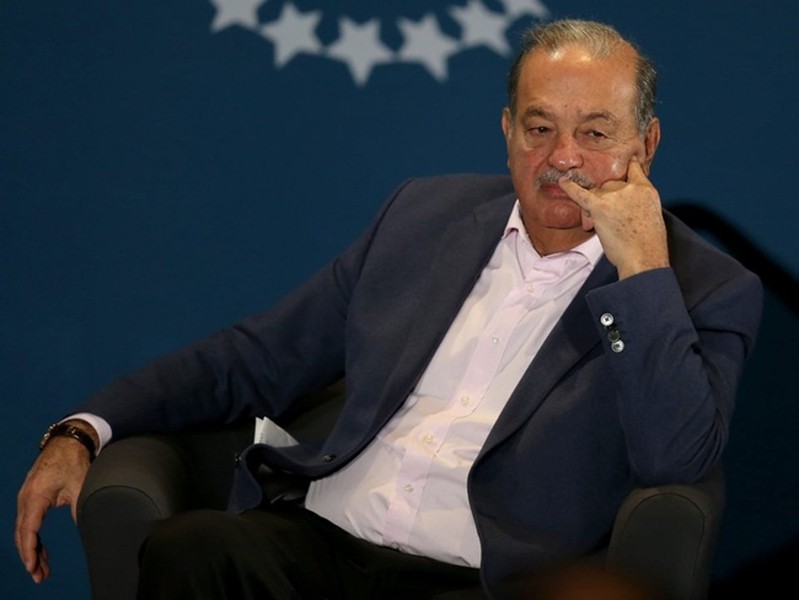 Theo danh sách những người giàu nhất thế giới của Bloomberg, Carlos Slim đứng ở vị trí thứ 8 với tài sản 58,1 tỷ USD, trong khi danh sách của Forbes cho thấy ông đứng ở vị trí thứ 5 với khối tài sản 62,3 tỷ USD. Chiến lược của Slim là mua lại các công ty đang gặp khó khăn và biến chúng thành công ty trị giá hàng tỷ USD rồi bán thu về lợi nhuận.