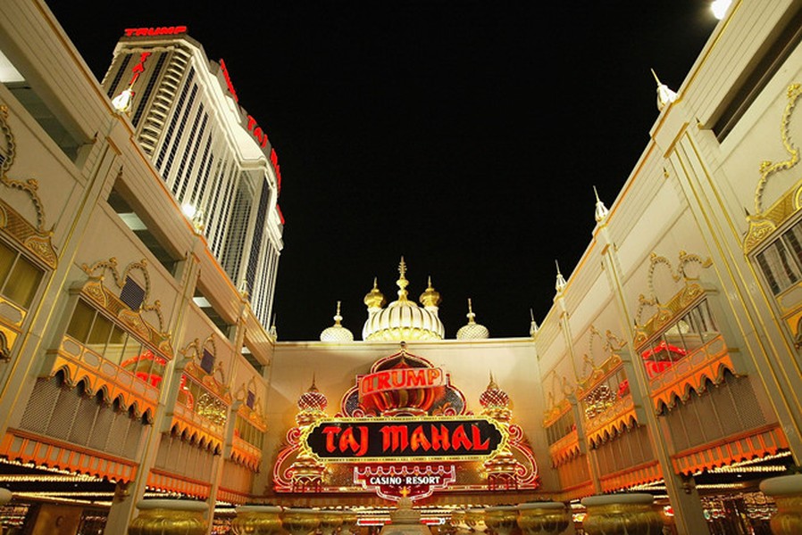 Trump Taj Mahal (1991): Ông Trump khai trương khu nghỉ dưỡng kết hợp sòng bạc trị giá 1,2 tỷ USD tại thành phố Atlantic, bang New Jersey vào tháng 4/1990. Một năm sau, doanh nghiệp này phá sản vì doanh thu không đủ để trang trải kinh phí xây dựng khổng lồ. Ảnh: Getty.