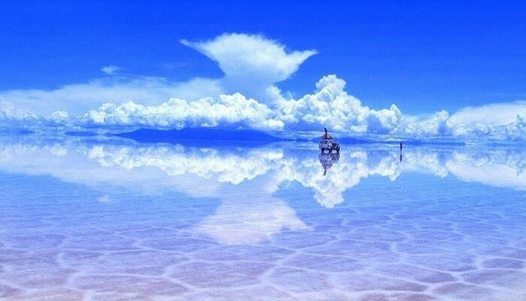 1. Salar De Uyuni Nằm trong địa phận Potosí và Oruro của Bolivia, đây là chảo muối lớn nhất thế giới. Và khi một màng nước mỏng tập hợp trên bề mặt, nó cũng là tấm gương tự nhiên lớn nhất thế giới. Cảnh tượng đẹp nhất của không gian này có thể được quan sát từ trung tâm đảo Incahuasi. Salar De Uyuni là phần còn lại của một hồ nước thời tiền sử đã khô cạn và để lại không gian trống của muối trắng sáng. Nơi này có những đàn hồng hạc lớn mà bạn có thể ngắm chúng gặm cỏ trong nước. Thời gian tốt nhất để ghé thăm nơi này là vào tháng Bảy và tháng Mười.