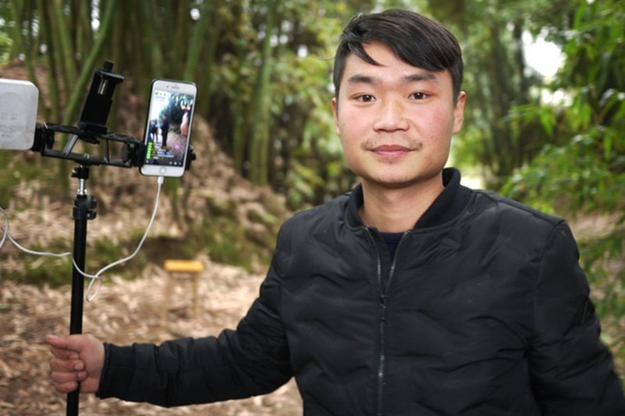 Tại Trung Quốc, nam thanh niên Liu Jinyin, 26 tuổi, sống ở Tứ Xuyên, Trung Quốc đã trở thành người nổi tiếng thông qua livestream.