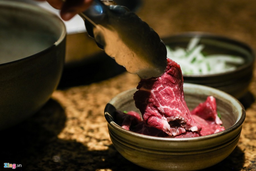 Wagyu là giống bò có xuất xứ từ Nhật Bản, trải qua quy trình chăm sóc nghiêm ngặt và độc đáo như massage, nghe nhạc và uống bia để có những miếng thịt mềm, thơm. Bởi vậy, Wagyu được mệnh danh là một trong những loại bò đắt nhất thế giới.