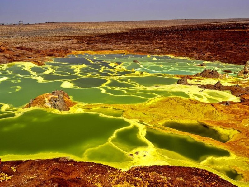 Danakil Depression thuộc vùng Afar, Ethiopia, được ví như "địa ngục trần gian". Danakil nằm dưới mực nước biển 125 m và có nhiệt độ trung bình 34,5 độ C. Nơi đây có nhiều dòng suối lưu huỳnh, núi lửa, mạch suối phun, các hồ có tính axit, hồ khoáng chất đầy sắc màu nằm rải rác trong khu vực. Ảnh: Vladislav T. Jirousek.