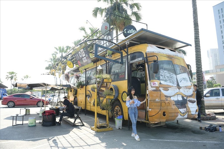 Quán Cafe HaNoi Bus ở Hà Đông (Hà Nội) được quản lý bởi anh Nguyễn Đức Sâm. Anh Sâm xây dựng quán dựa trên các tiêu chí: tận dụng tối đa đồ tái chế, thiết kế độc đáo, thân thiện với môi trường.