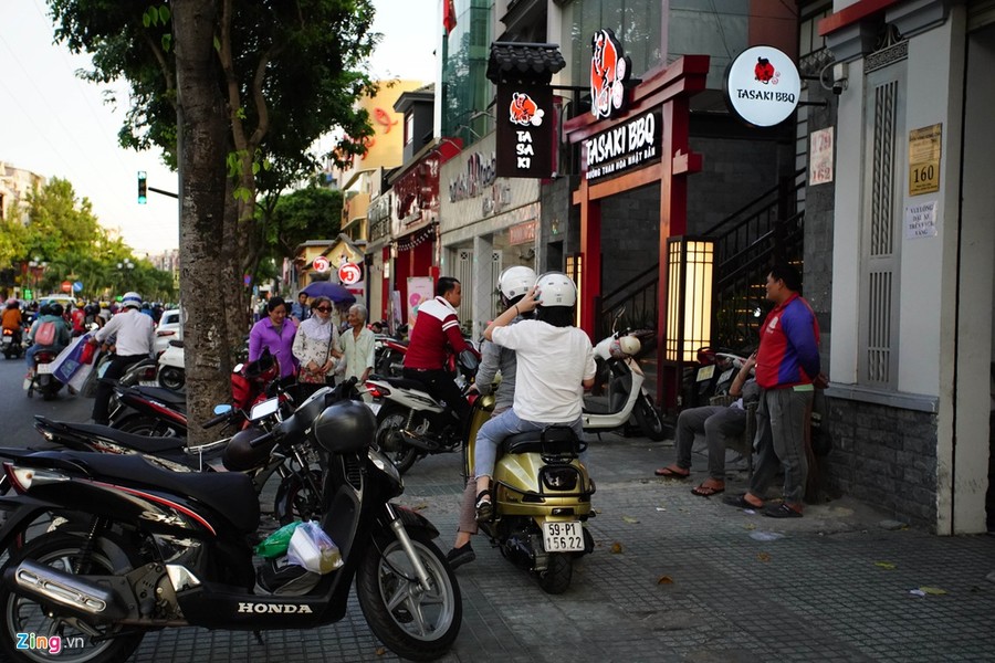 Đường Phan Xích Long (quận Phú Nhuận, TP.HCM) vốn là nơi tập trung nhiều nhà hàng, quán cà phê, trà sữa nổi tiếng, tấp nập người qua lại.