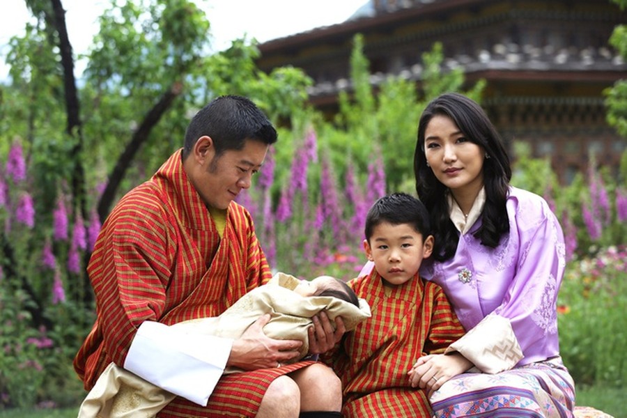  Hoàng tử Jigme Namgyel Wangchuck (sinh năm 2016, còn được gọi là Hoàng tử Rồng) là con đầu lòng của Quốc vương Bhutan Jigme Khesar Namgyel Wangchuck và Hoàng hậu Jetsun Pema. Với ngoại hình đáng yêu, thừa hưởng nét đẹp từ cả bố và mẹ, hoàng tử của vùng đất Rồng sấm được nhiều người yêu mến ngay từ khi còn nhỏ. Vào ngày hoàng tử chào đời, hơn 108.000 cây xanh được trồng trên cả nước để đánh dấu sự kiện trọng đại.