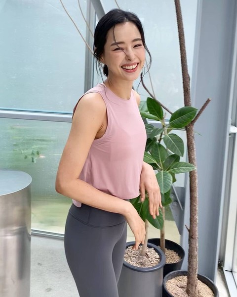  Honey Lee (tên thật: Lee Ha-nui, sinh năm 1983) là Hoa hậu Hàn Quốc nhận được nhiều thiện cảm của khán giả. 14 năm kể từ khi đăng quang, Honey Lee vẫn giữ được hình ảnh "sạch". Ngoài nhan sắc, sự nghiệp, chuyện tình cảm 7 năm của người đẹp 37 tuổi và bạn trai diễn viên là chủ đề được chú ý. Ngày 10/6, thông tin Honey Lee và Yoon Kye Sang chấm dứt mối quan hệ sau 7 năm hẹn hò khiến người hâm mộ tiếc nuối.