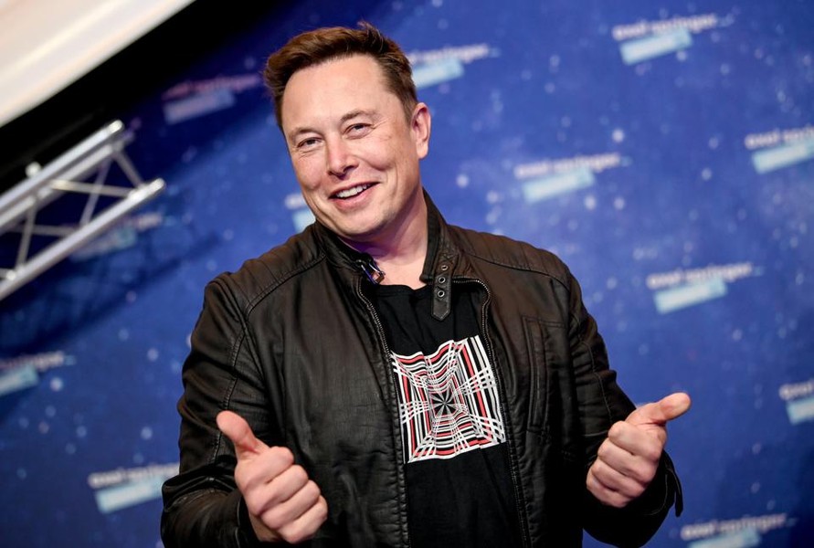 Trong năm 2020, tỷ phú  Elon Musk là người thắng đậm nhờ vào giá cổ phiếu tăng bất ngờ của hãng xe điện Tesla và SpaceX. Theo dữ liệu của Forbes, Musk là tỷ phú kiếm được nhiều tiền nhất trong năm nay, ước tính khối tài sản tăng thêm 110,3 tỷ USD. Hiện tại, Elon Musk sở hữu xấp xỉ 136,9 tỷ USD, trong đó cổ phần của ông tại công ty du hành không gian SpaceX chiếm khoảng 20 tỷ USD. Khối tài sản khổng lồ cũng giúp vị tỷ phú vươn lên vị trí người giàu thứ ba thế giới. Ảnh: Getty Images.