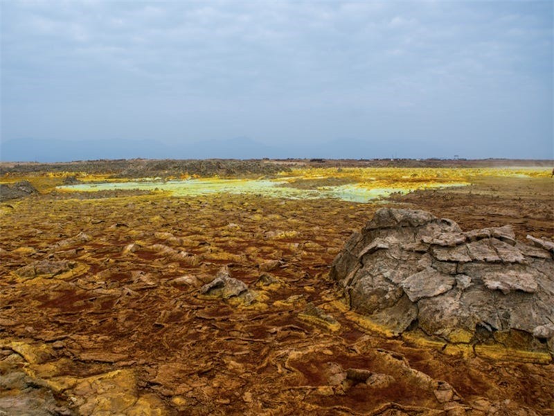 Cuộc sống ở Vùng trũng Danakil tại Ethiopia khắc nghiệt tới nỗi bạn tưởng mình đang ở trên sao Hỏa. Mặt Trời thiêu cháy mặt đất, nhiệt độ đôi khi có thể lên tới 60 độ C trong khi không khí vô cùng khô ở nơi này.