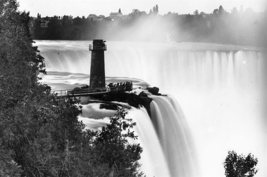 Thác Niagara (nằm ở biên giới giữa 2 nước Mỹ và Canada). Trong bức ảnh là thác Niagara vào năm 1859. Một cây cầu gỗ gần thác đã được xây dựng vào năm 1827 để du khách có thể đứng ngắm nhìn khung cảnh tuyệt đẹp trên mặt nước. Cây cầu ngay lập tức đã thu hút khách du lịch từ cả châu Mỹ và châu Âu.