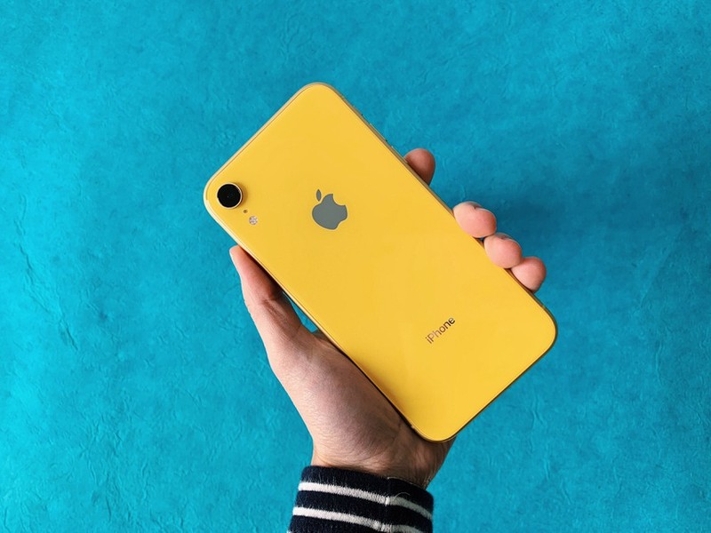  iPhone XR chính hãng phiên bản 64 GB đang được bán với giá 11 triệu đồng, giảm 500.000 đồng so với trước. Máy có màn hình 6,1 inch, tấm nền IPS LCD, phần khuyết đỉnh khá dày chứa camera selfie và FaceID. Cấu hình của model này gồm chip Apple A12 Bionic, RAM 3 GB và viên pin dung lượng 2.942 mAh. iPhone XR có một camera chính 12 MP và camera selfie độ phân giải 7 MP. Ảnh: Mac Rental Company.