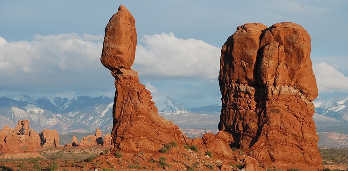 Đá thăng bằng, Utah, Mỹ: Đây là một trong những điểm tham quan nổi tiếng nhất Công viên quốc gia Arches, nằm cạnh đường chính qua công viên, cách cổng vào khoảng 14 km. Tổng chiều cao của khối đá này là 39 m, với tảng phía trên cao 16,75 m và to tương đương 3 chiếc xe bus. Ảnh: NPS. 