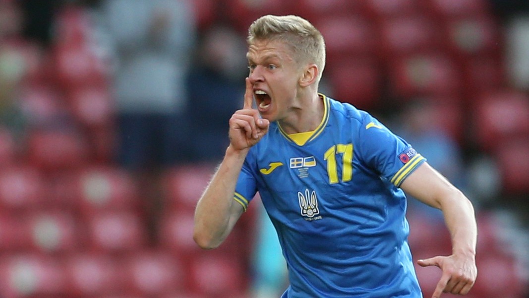 Cầu thủ Oleksandr Zinchenko chính là người mở tỷ số cho đội tuyển Ukraine vào lưới Thụy Điển trong trận đấu diễn ra rạng sáng 30/6 (giờ Hà Nội). Với bàn thắng đẹp mắt, Zinchenko góp công quan trọng đưa đội bóng của HLV Andriy Shevchenko vào vòng tứ kết, viết tiếp câu chuyện cổ tích tại Euro 2020.