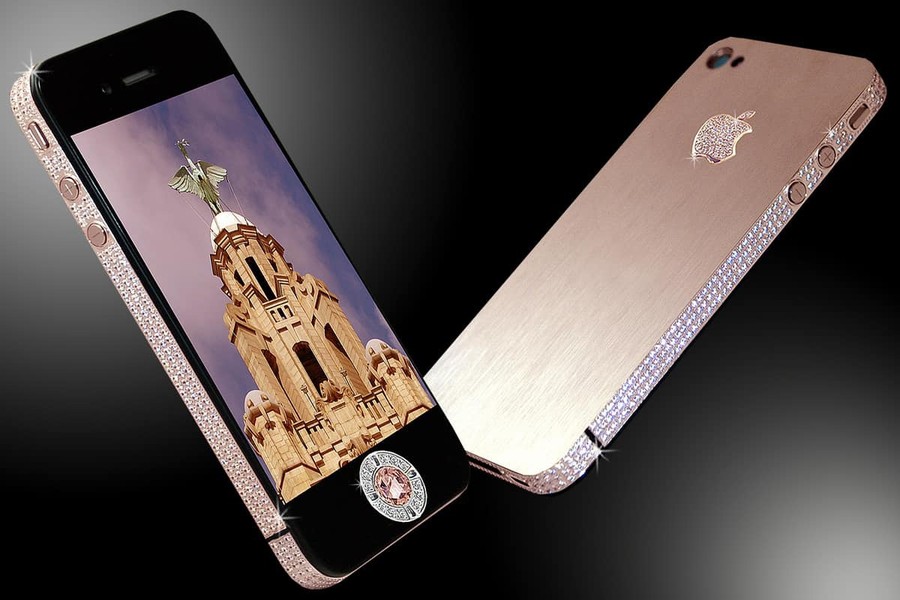  Stuart Hughes  iPhone 4 Diamond Rose làm từ vàng hồng nguyên khối. Xung quanh máy có 500 viên kim cương (tổng cộng 100 carat), logo Táo khuyết đính 53 viên kim cương, nút Home chứa một viên kim cương hồng 7,4 carat. Giá bán của thiết bị là 8 triệu USD. Ảnh: Stuart Hughes.