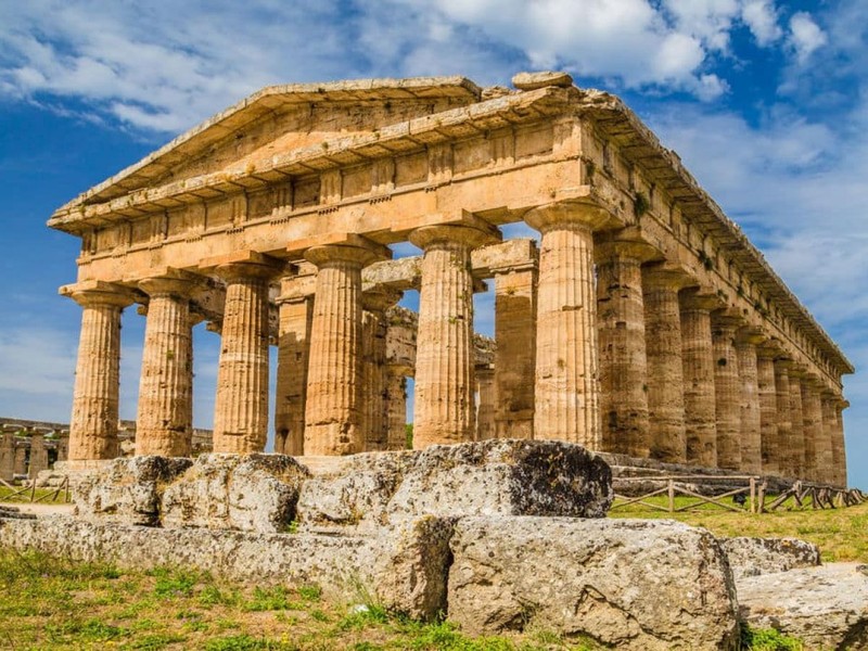  Paestum nằm ở miền nam Italy, dọc theo bờ biển Tyrrhenian, thường được biết đến với cái tên “Hy Lạp vĩ đại” hoặc Magna Graecia. Từng là thành phố lớn của Hy Lạp cổ đại năm 600-450 trước Công nguyên (TCN), nơi đây có 3 ngôi đền nổi tiếng với tường thành và giảng đường hầu hết còn nguyên vẹn. Ảnh: Buyyourtour.