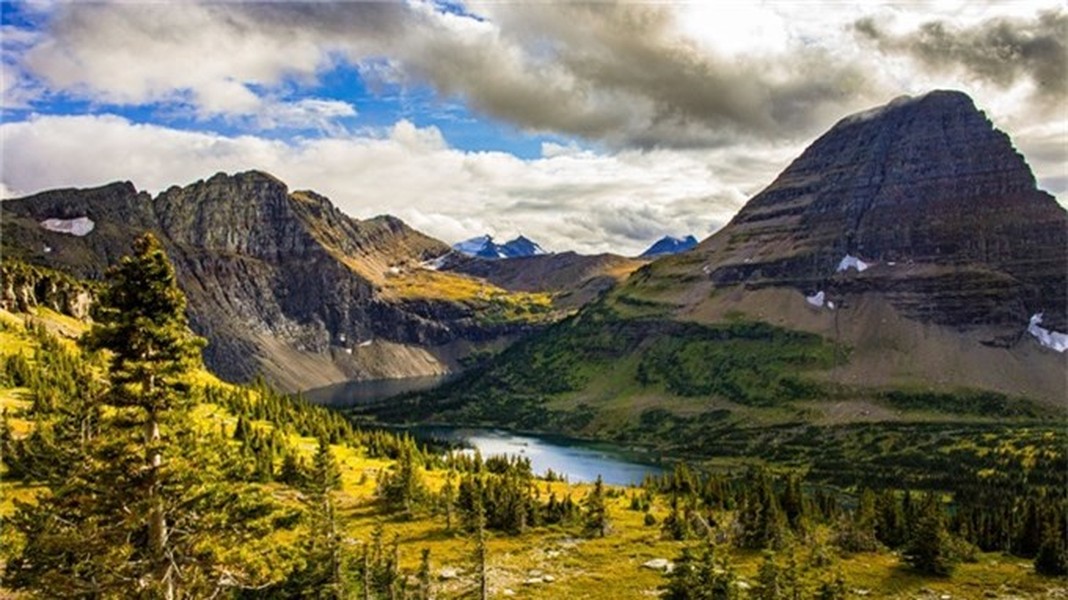 Vườn quốc gia Glacier nằm ở phía bắc tiểu bang Montana (Mỹ), có biên giới với các tỉnh của Canada như British Columbia và Alberta. Vào tháng 5/1910, Tổng thống William Taft đã ký dự luật thành lập vườn quốc gia Glacier. Theo đó, đây là vườn quốc gia thứ 10 tại nước Mỹ, với diện tích khoảng 400.000 ha bao gồm 2 dãy núi, 130 hồ và sông băng màu ngọc lam...