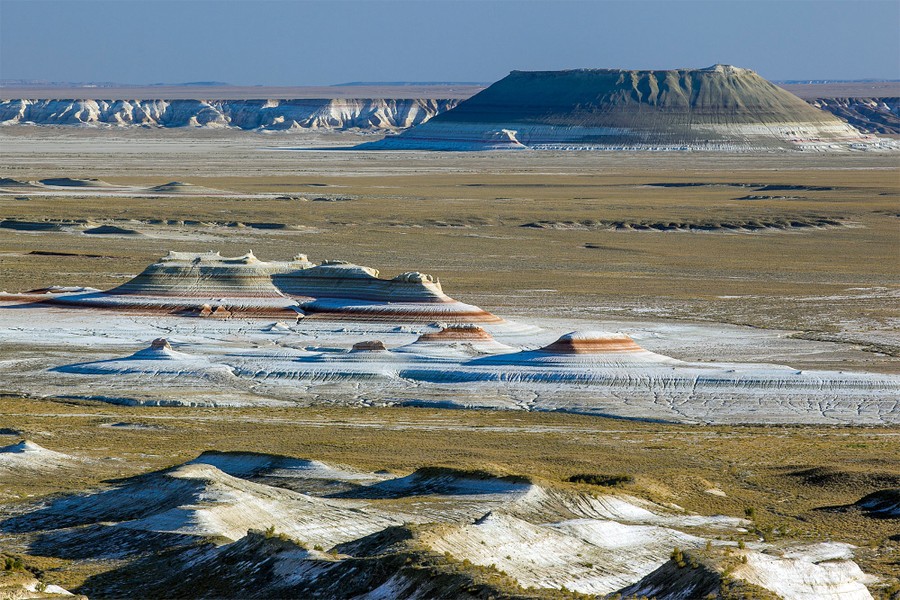 Cao nguyên Ustyurt là sa mạc đất sét xuyên biên giới trải dài qua Turkmenistan, Kazakhstan và Uzbekistan. Vùng đất rộng khoảng 200.000 km2, gần bằng diện tích của Anh và Scotland cộng lại, nhưng có lượng mưa ít ỏi và nhiệt độ theo mùa dao động từ âm 40 độ C đến 40 độ C. Những công trình cổ xưa còn sót lại là bằng chứng cho thấy các bộ lạc du mục đã sống sót giữa thiên nhiên khắc nghiệt. Ảnh: Brodyaga.