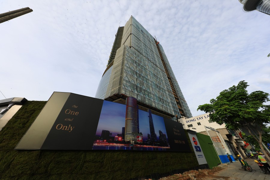 IFC One Saigon (tên gọi cũ là Saigon One Tower) được thiết kế với chiều cao 195 m (41 tầng), từng trong top 10 tòa nhà cao nhất Việt Nam với vốn đầu tư hơn 5.000 tỷ đồng.