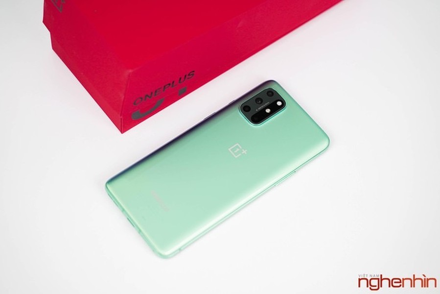 OnePlus 8T mang một phong cách cao cấp với viền kim loại cùng mặt kính bóng bẩy, nó nổi trội toàn với những sản phẩm cùng phân khúc đang dần bị thay đổi sang lưng nhựa. Các vị trí liên kết mặt kính với khung viền cũng được chăm chút kỹ để không xuất hiện các vết hở gây khó chịu.